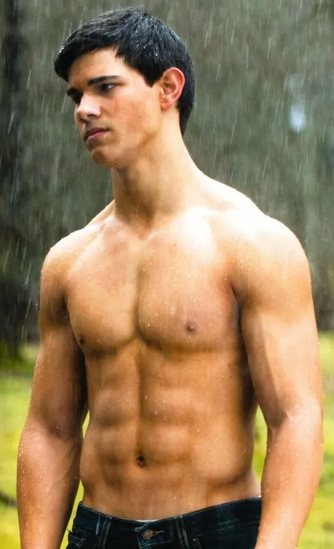 jacob-shirless-twilight-series-28141353-487-800.jpg